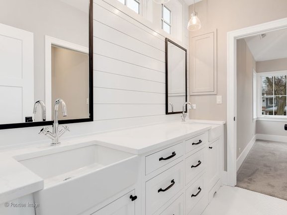 Full Bathroom 2